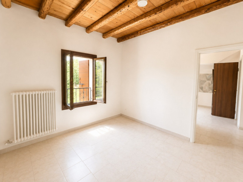 A Resana, in una zona residenziale tranquilla e ben servita ma a pochi minuti dalla tangenziale, ...