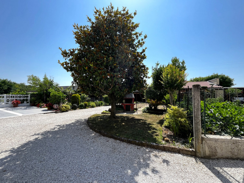 VILLAGA -zona Belvedere- Proponiamo generosa porzione centrale di abitazione con superficie total...