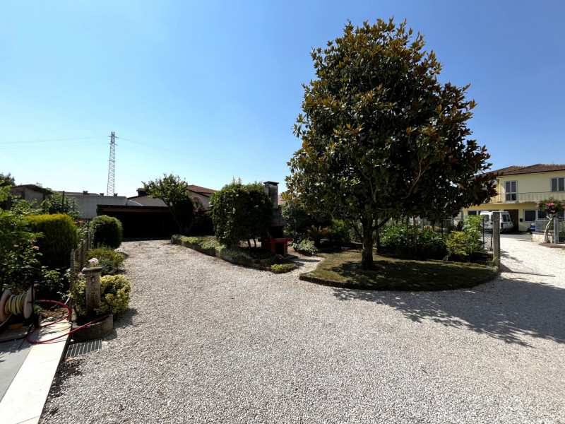 VILLAGA -zona Belvedere- Proponiamo generosa porzione centrale di abitazione con superficie total...