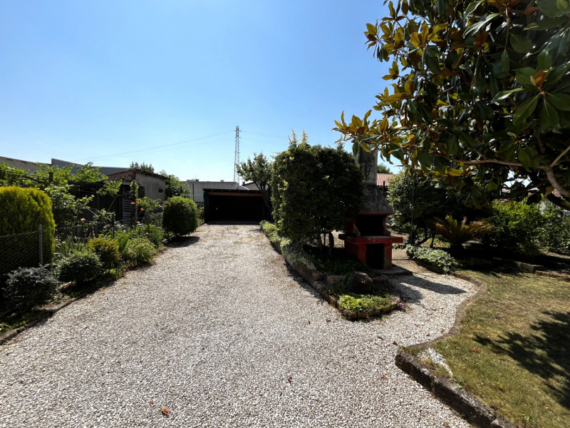 VILLAGA -zona Belvedere- Proponiamo generosa porzione centrale di abitazione con superficie total...