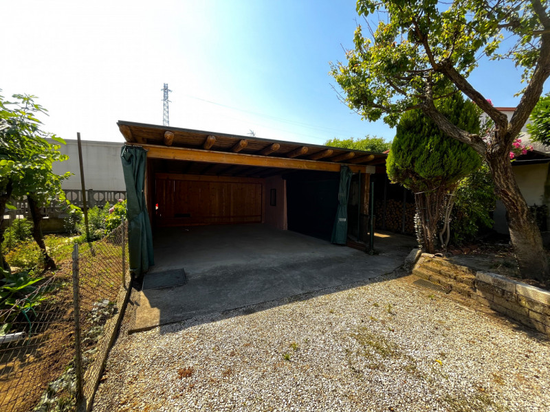 VILLAGA -zona Belvedere- Proponiamo generosa porzione centrale di abitazione con superficie total...
