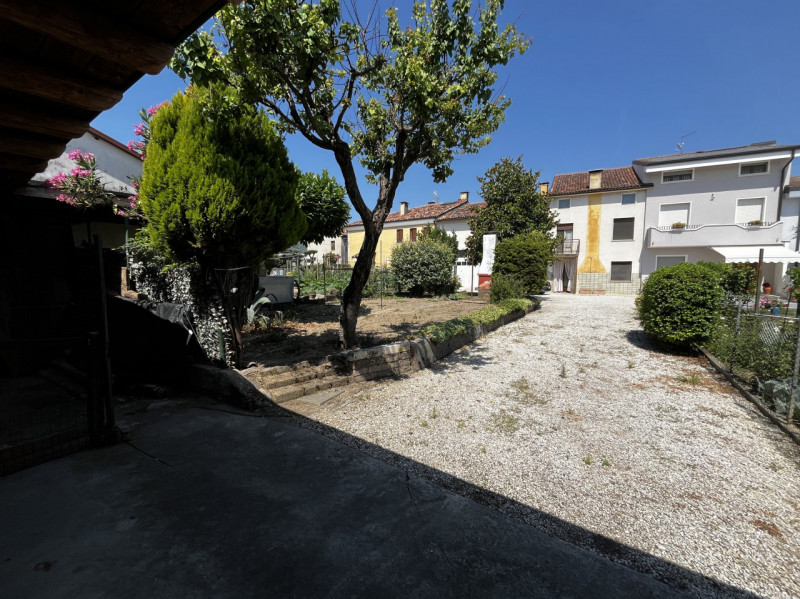 VILLAGA -zona Belvedere- Proponiamo generosa porzione centrale di abitazione con superficie total...