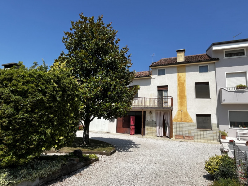 VILLAGA -zona Belvedere- Proponiamo generosa porzione centrale di abitazione con superficie total...