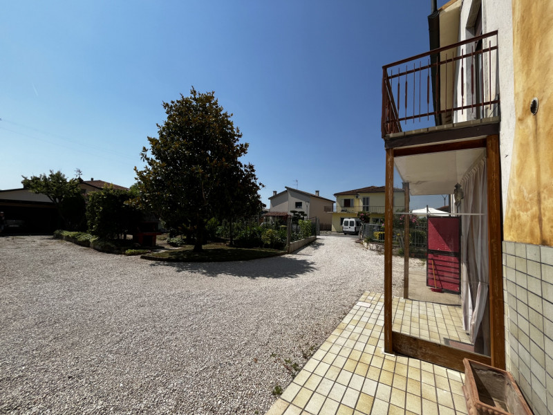 VILLAGA -zona Belvedere- Proponiamo generosa porzione centrale di abitazione con superficie total...