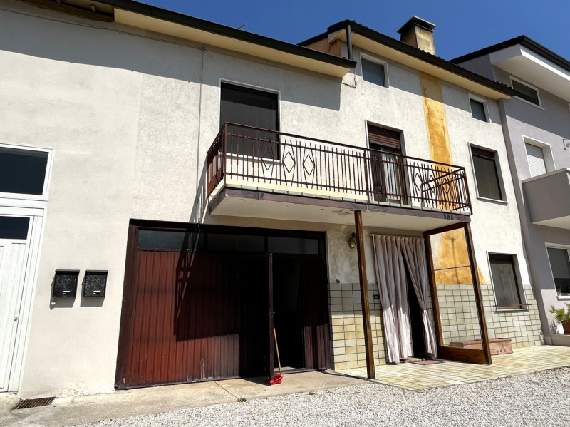 VILLAGA -zona Belvedere- Proponiamo generosa porzione centrale di abitazione con superficie total...