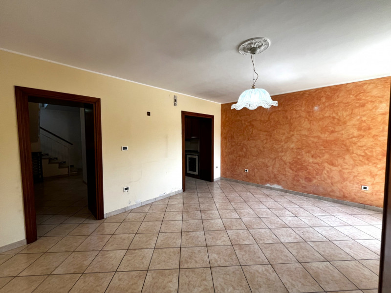 VILLAGA -zona Belvedere- Proponiamo generosa porzione centrale di abitazione con superficie total...