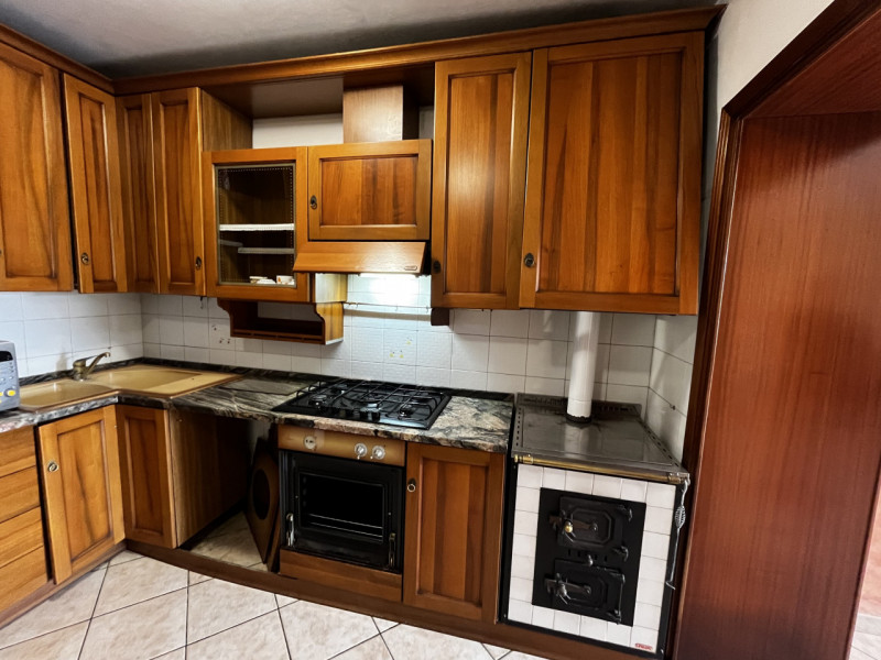 VILLAGA -zona Belvedere- Proponiamo generosa porzione centrale di abitazione con superficie total...