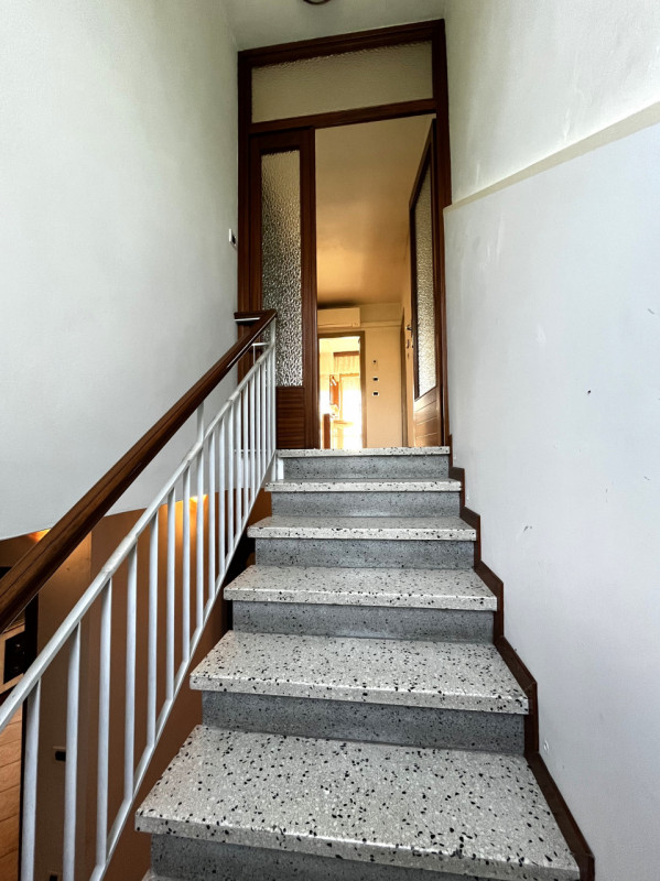 VILLAGA -zona Belvedere- Proponiamo generosa porzione centrale di abitazione con superficie total...