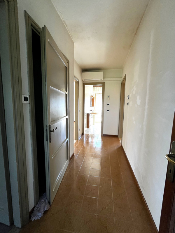 VILLAGA -zona Belvedere- Proponiamo generosa porzione centrale di abitazione con superficie total...