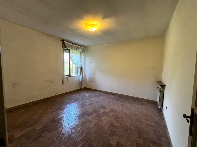 VILLAGA -zona Belvedere- Proponiamo generosa porzione centrale di abitazione con superficie total...