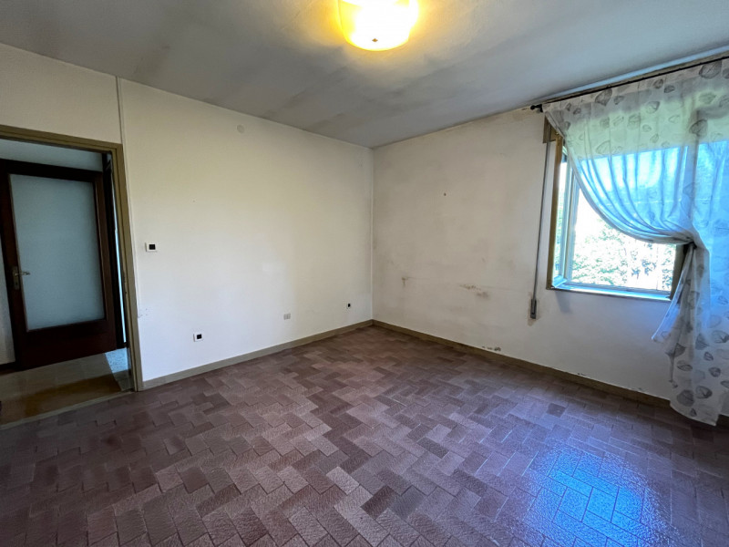 VILLAGA -zona Belvedere- Proponiamo generosa porzione centrale di abitazione con superficie total...