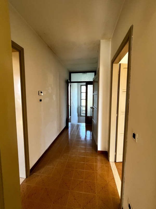 VILLAGA -zona Belvedere- Proponiamo generosa porzione centrale di abitazione con superficie total...