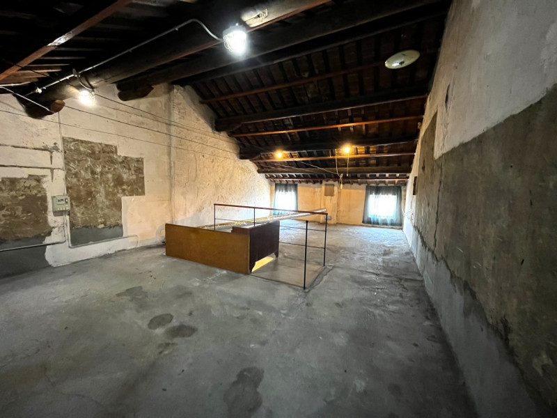 VILLAGA -zona Belvedere- Proponiamo generosa porzione centrale di abitazione con superficie total...