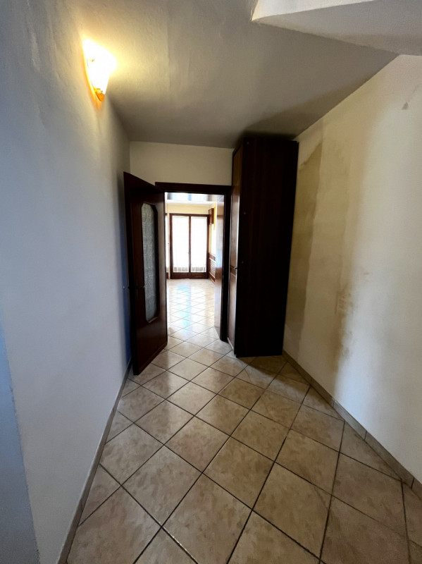 VILLAGA -zona Belvedere- Proponiamo generosa porzione centrale di abitazione con superficie total...
