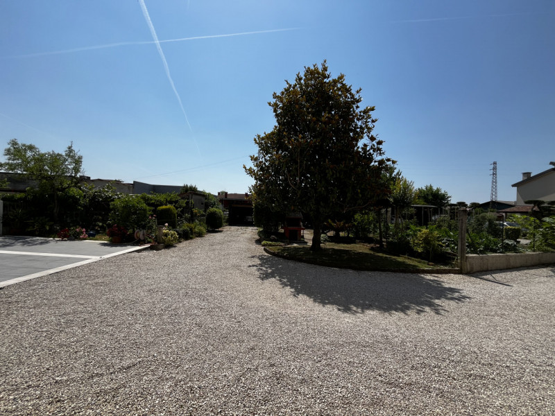 VILLAGA -zona Belvedere- Proponiamo generosa porzione centrale di abitazione con superficie total...