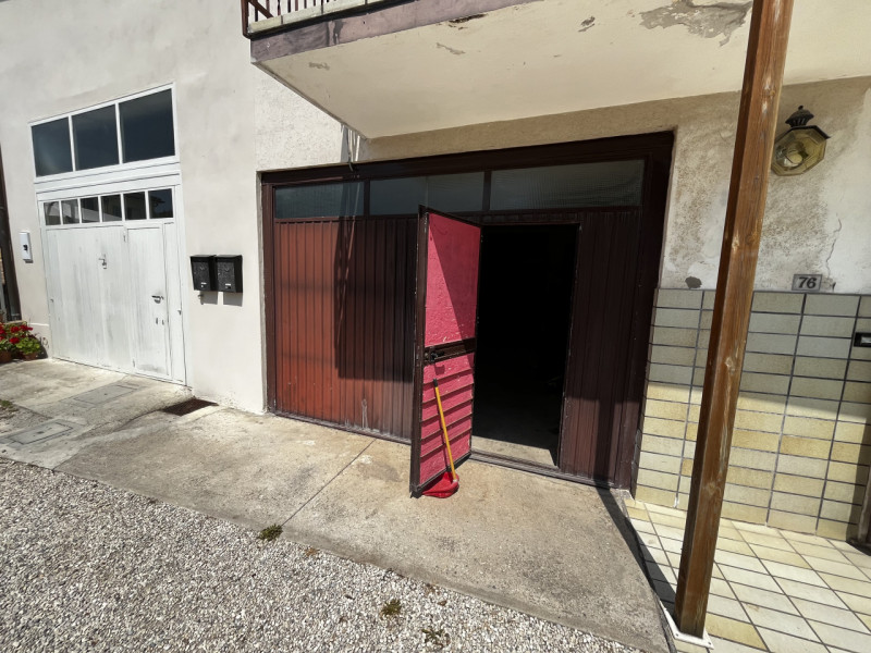 VILLAGA -zona Belvedere- Proponiamo generosa porzione centrale di abitazione con superficie total...