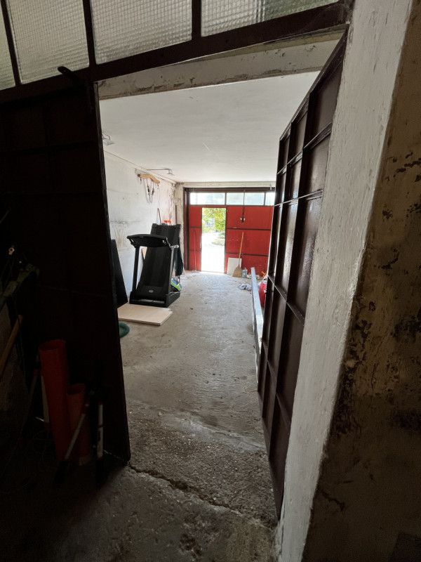 VILLAGA -zona Belvedere- Proponiamo generosa porzione centrale di abitazione con superficie total...