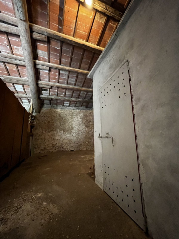 VILLAGA -zona Belvedere- Proponiamo generosa porzione centrale di abitazione con superficie total...