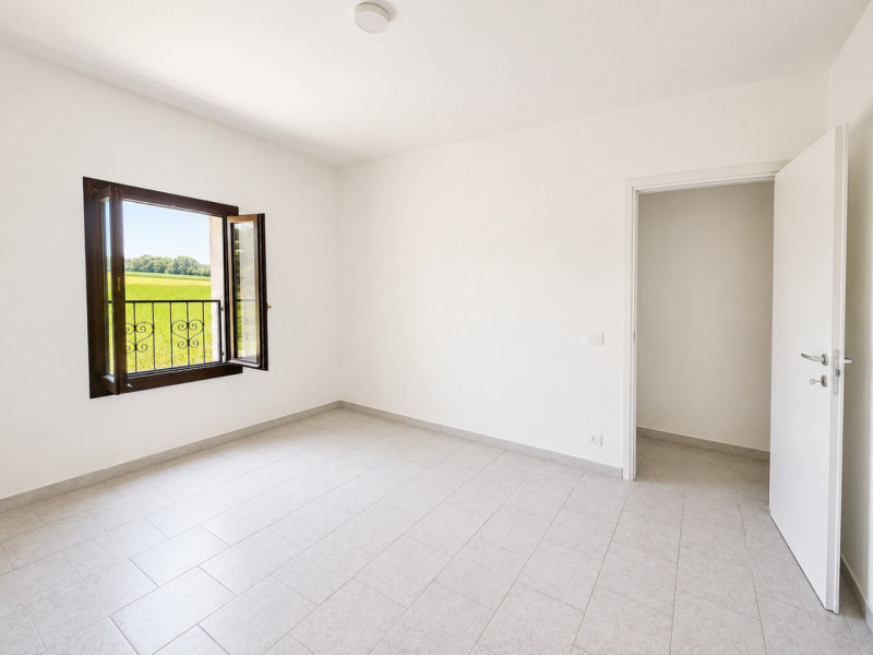 A Resana, in una zona residenziale tranquilla e ben servita ma a pochi minuti dalla tangenziale, ...