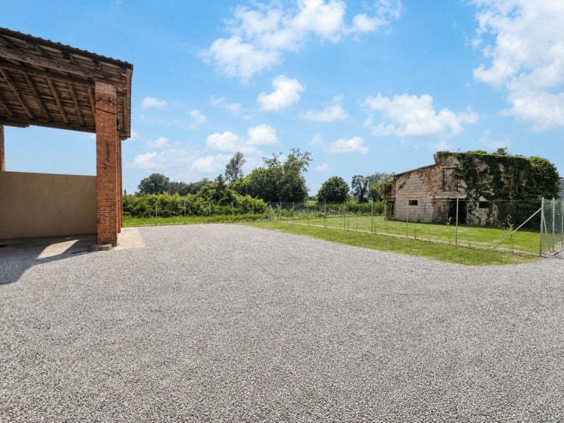 A Resana, in una zona residenziale tranquilla e ben servita ma a pochi minuti dalla tangenziale, ...