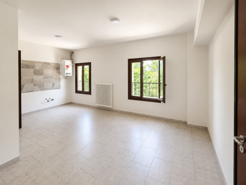 A Resana, in una zona residenziale tranquilla e ben servita ma a pochi minuti dalla tangenziale, ...