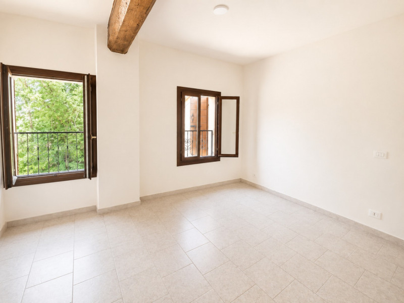 A Resana, in una zona residenziale tranquilla e ben servita ma a pochi minuti dalla tangenziale, ...