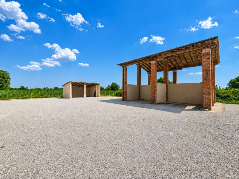 A Resana, in una zona residenziale tranquilla e ben servita ma a pochi minuti dalla tangenziale, ...
