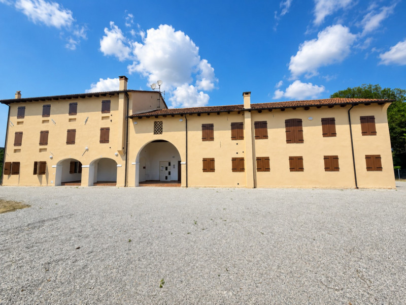 A Resana, in una zona residenziale tranquilla e ben servita ma a pochi minuti dalla tangenziale, ...