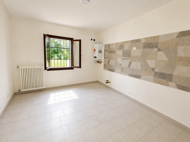 A Resana, in una zona residenziale tranquilla e ben servita ma a pochi minuti dalla tangenziale, ...