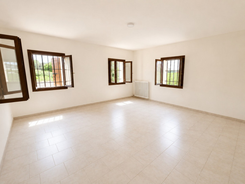 A Resana, in una zona residenziale tranquilla e ben servita ma a pochi minuti dalla tangenziale, ...