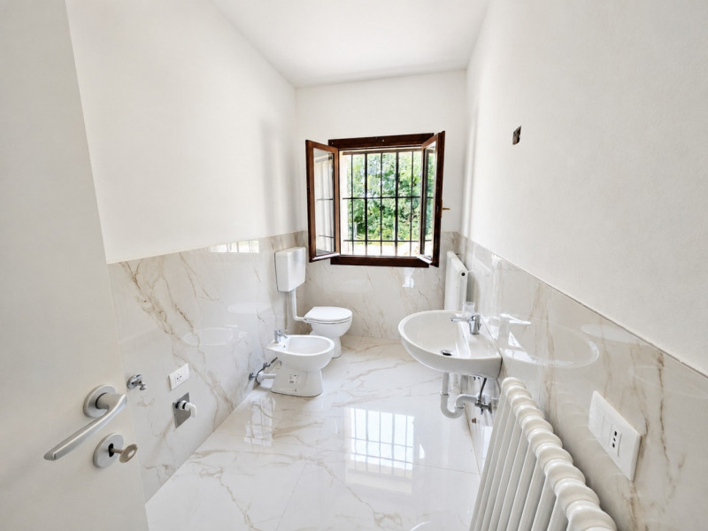 A Resana, in una zona residenziale tranquilla e ben servita ma a pochi minuti dalla tangenziale, ...