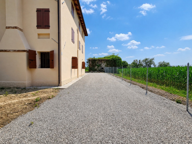 A Resana, in una zona residenziale tranquilla e ben servita ma a pochi minuti dalla tangenziale, ...