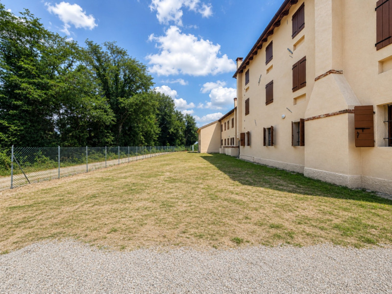 A Resana, in una zona residenziale tranquilla e ben servita ma a pochi minuti dalla tangenziale, ...