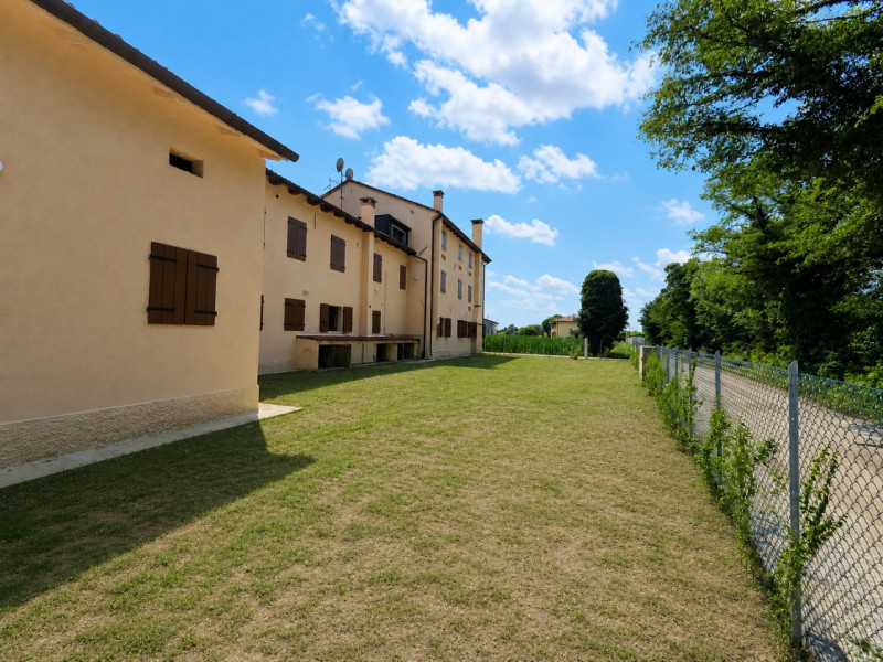 A Resana, in una zona residenziale tranquilla e ben servita ma a pochi minuti dalla tangenziale, ...