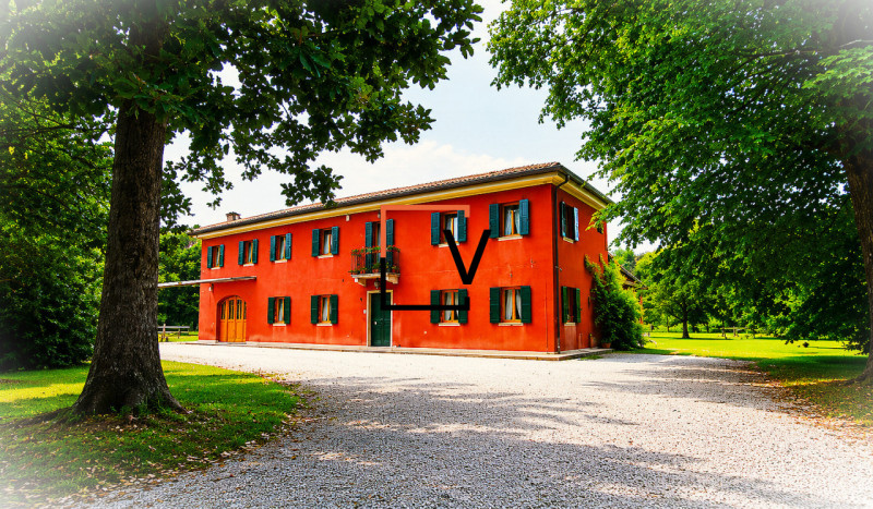 V416 – Proponiamo in vendita un’esclusiva casa padronale di ampia metratura, inserita in un sugge...