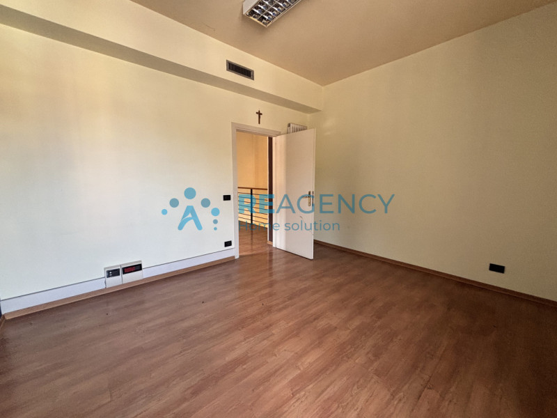 Stai cercando una nuova sede per il tuo negozio o per il tuo nuovo ufficio?
TRISSINO CENTRO- Piaz...