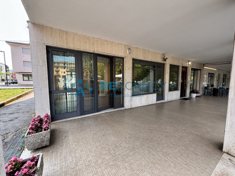 Stai cercando una nuova sede per il tuo negozio o per il tuo nuovo ufficio?
TRISSINO CENTRO- Piaz...