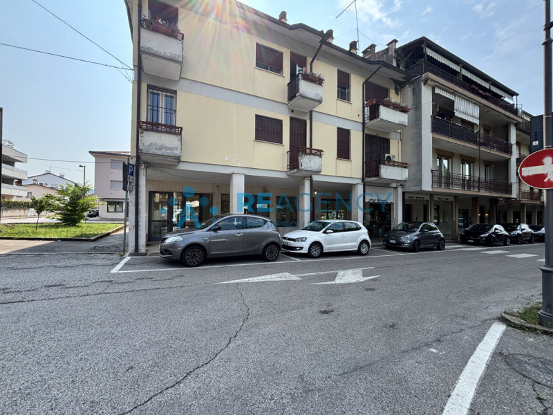 Stai cercando una nuova sede per il tuo negozio o per il tuo nuovo ufficio?
TRISSINO CENTRO- Piaz...