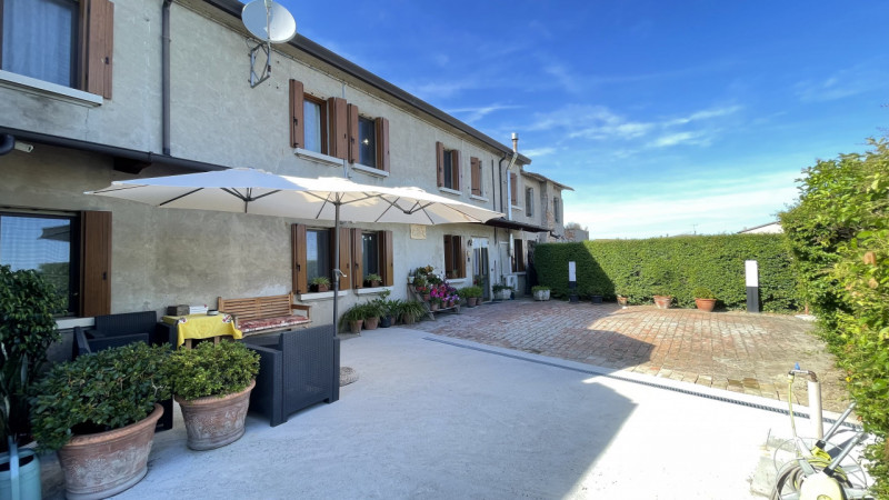 Scopri questa incantevole casa a costata situata nel cuore di Villadose, nella tranquilla e ricer...