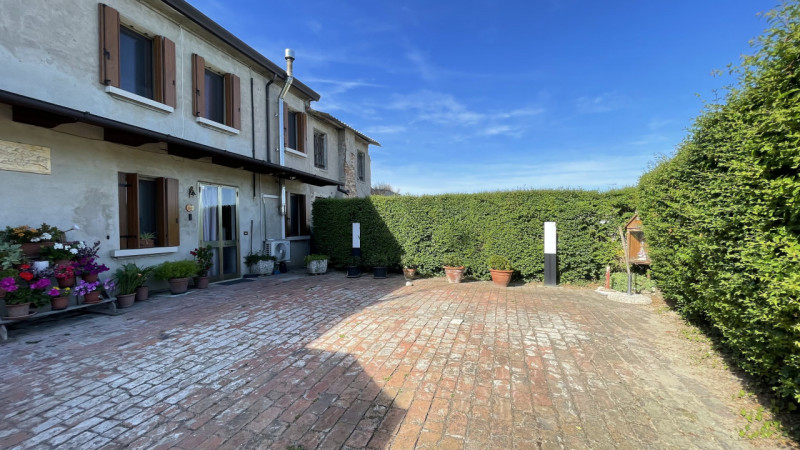 Scopri questa incantevole casa a costata situata nel cuore di Villadose, nella tranquilla e ricer...