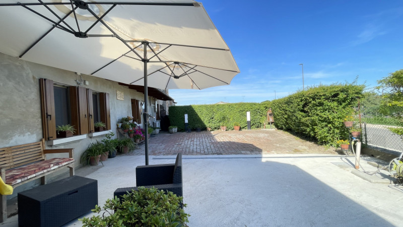 Scopri questa incantevole casa a costata situata nel cuore di Villadose, nella tranquilla e ricer...