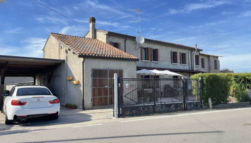 Scopri questa incantevole casa a costata situata nel cuore di Villadose, nella tranquilla e ricer...