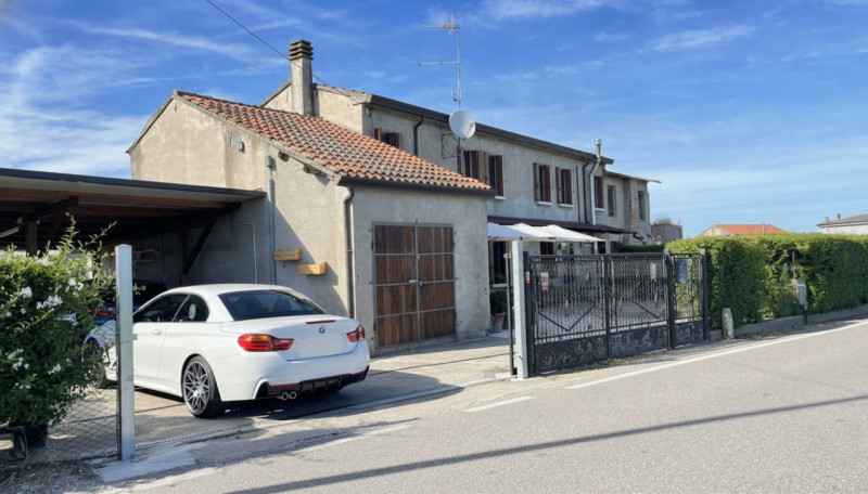 Scopri questa incantevole casa a costata situata nel cuore di Villadose, nella tranquilla e ricer...