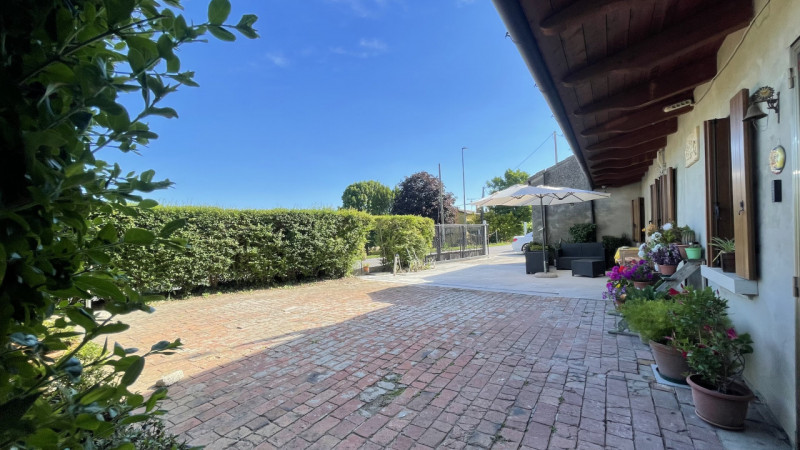 Scopri questa incantevole casa a costata situata nel cuore di Villadose, nella tranquilla e ricer...