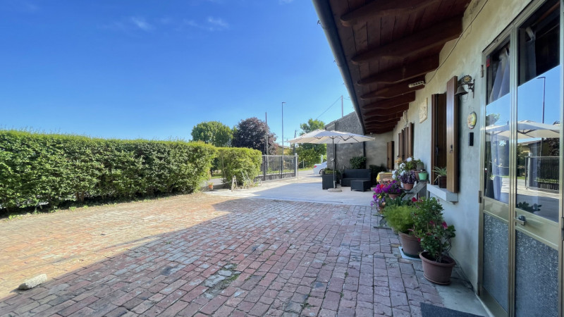 Scopri questa incantevole casa a costata situata nel cuore di Villadose, nella tranquilla e ricer...