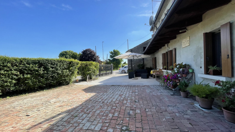 Scopri questa incantevole casa a costata situata nel cuore di Villadose, nella tranquilla e ricer...