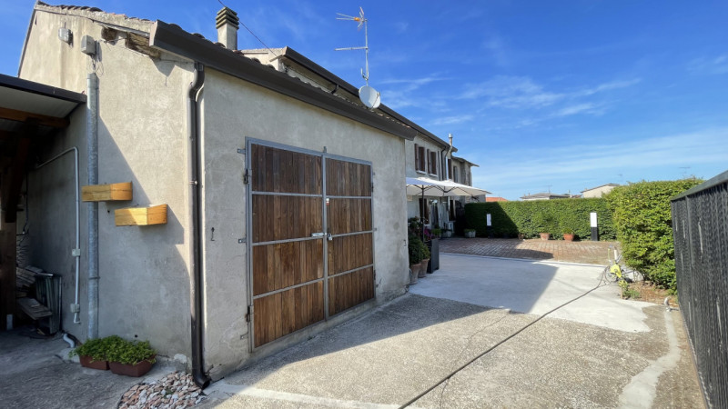 Scopri questa incantevole casa a costata situata nel cuore di Villadose, nella tranquilla e ricer...