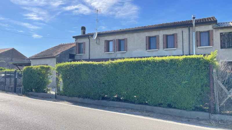 Scopri questa incantevole casa a costata situata nel cuore di Villadose, nella tranquilla e ricer...