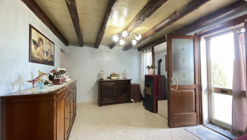 Scopri questa incantevole casa a costata situata nel cuore di Villadose, nella tranquilla e ricer...