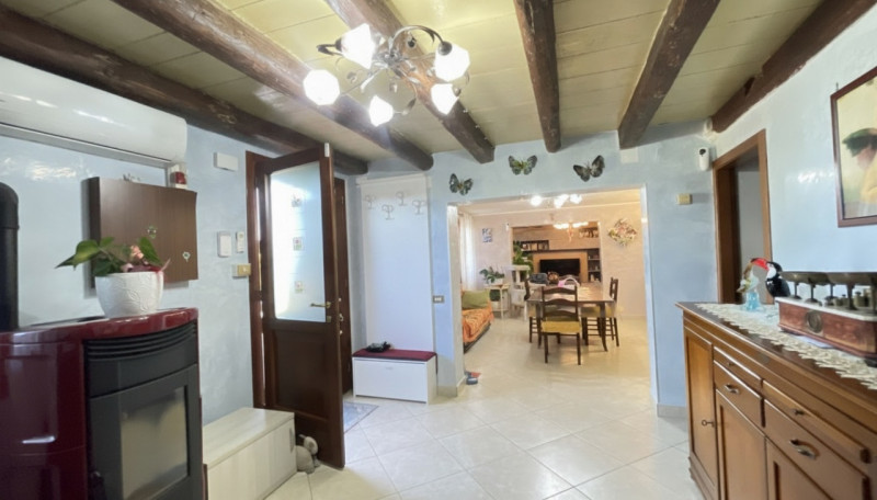 Scopri questa incantevole casa a costata situata nel cuore di Villadose, nella tranquilla e ricer...